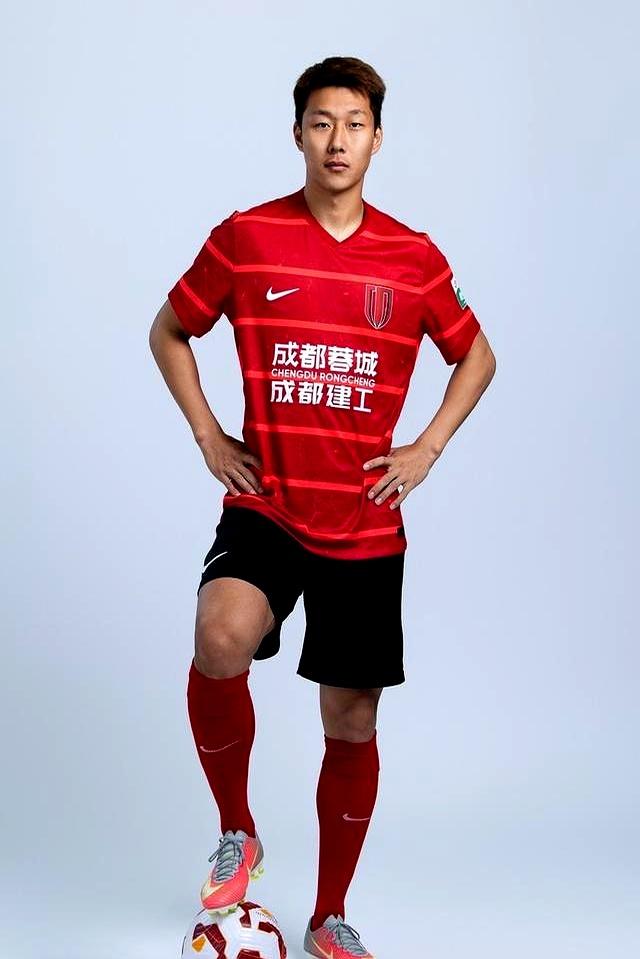 英雄联盟-成都蓉城发布备战花絮；集结日更衣室发声；英超任务艰巨；团队化学反应显著的简单介绍